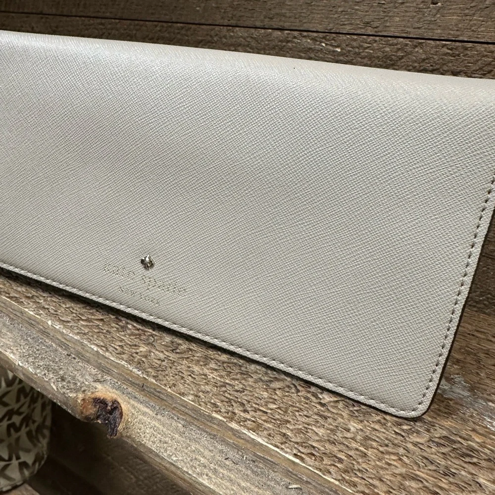 ✨ Kate Spade New York Long Wallet – Neutral Gray Saffiano Leather